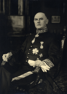 104130 Portret van jhr. mr. dr. L.H.N. Bosch ridder van Rosenthal, geboren 1884, commissaris van de Koningin in de ...